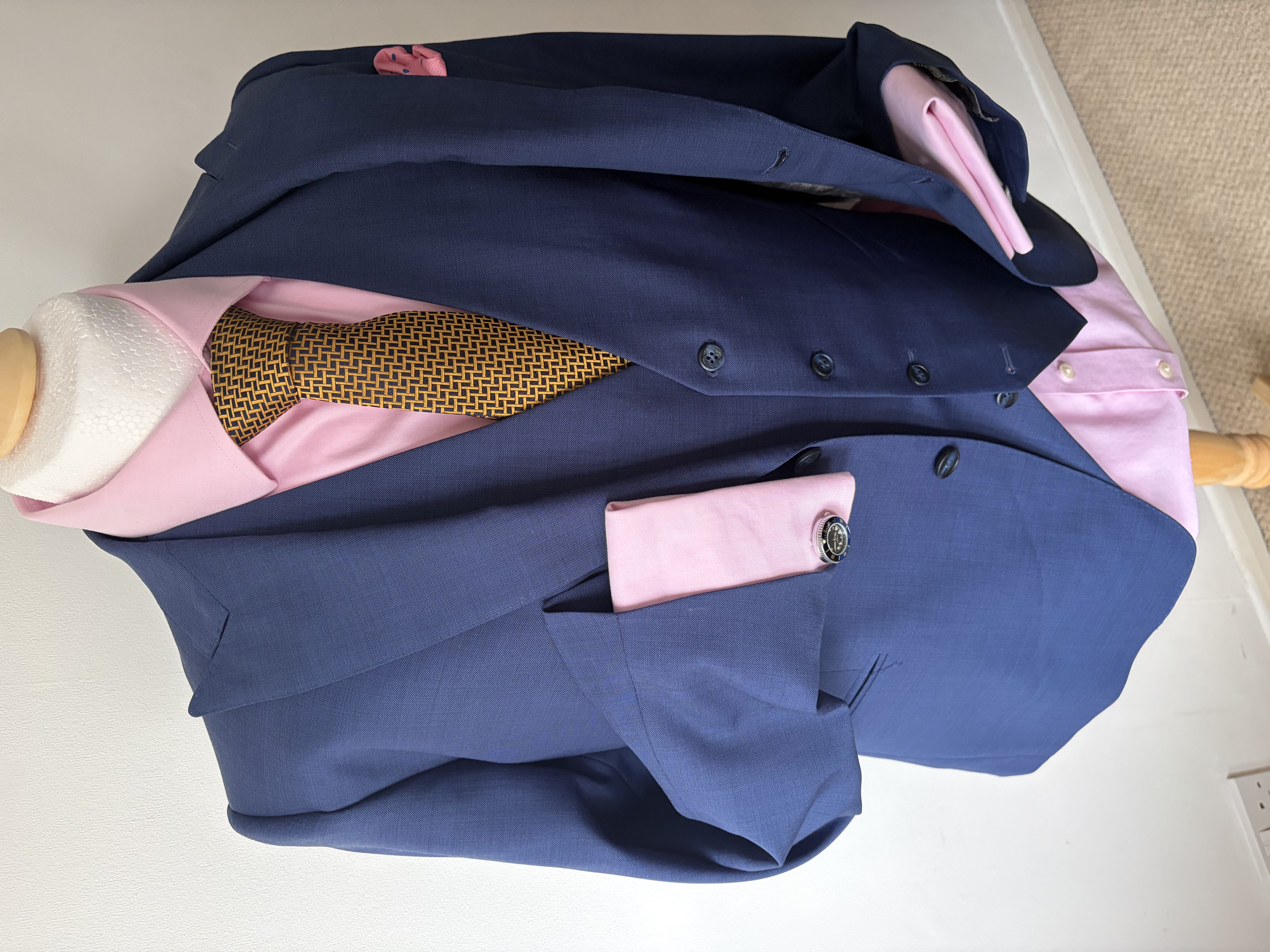 Operire blue three-piece suit with peak lapels, a matching waistcoat and pink shirt